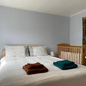 Morden Flat Close To Dlr Station With Free Parking Apartment London